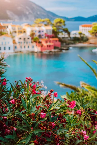 Bela vista da aldeia de Assos com casas coloridas vivas perto de azul turquesa colorido e transparente lagoa da baía. Kefalonia, Grécia — Fotografia de Stock