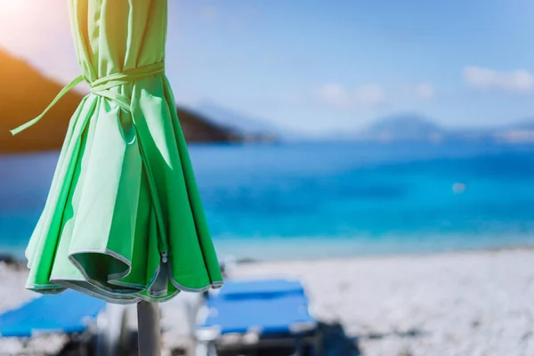 Sunbeds와 우산으로 화이트 비치 취소 지중해 바다의 청록색 푸른 바다 햇살 뜨거운 여름날 — 스톡 사진