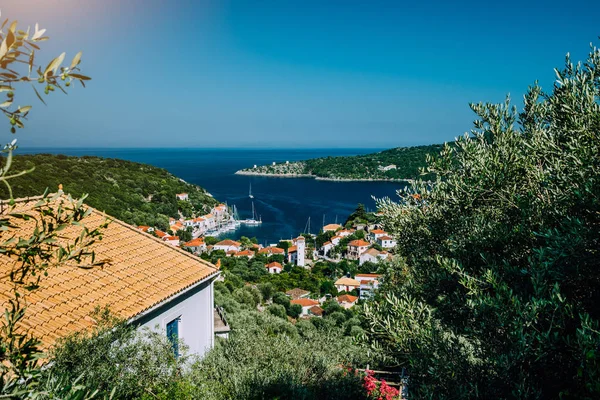 Grecia, la isla de Ítaca Ithaki. Impresionante vista de la remota ciudad mediterránea, los olivares y la bahía azul del mar. Vacaciones en Grecia, hora de verano — Foto de Stock
