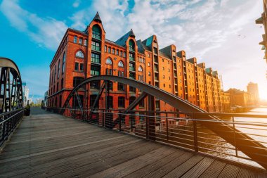 Yaya kemer köprü Hamburg Speicherstadt kanallar üzerinden. Kırmızı tuğla binalar sıcak altın saat günbatımı ışığı