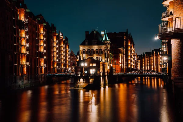 Il distretto del magazzino Speicherstadt di notte. Punto di riferimento turistico di Amburgo. Vista della flotta Wandrahmsfleet alla luce della lampada a lanterna. Porto di Amburgo nel quartiere di HafenCity — Foto Stock