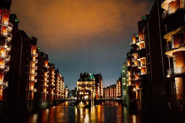 Hamburg, Almanya. Wandrahmsfleet View alacakaranlıkta aydınlatma ile bulutlar yukarıdaki ışık adlı. Ambar - Hafencity üç aylık dönemin Speicherstadt Landmark semtinde. En çok ziyaret edilen turistik bulunan meşhur mekanlar