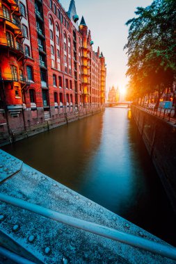 Turistik spot eski kırmızı tuğla binalar, kanal ve Meydanı golden sunset ışık aydınlatılmış. Speicherstadt Hamburg. Şafakta warehause bölge