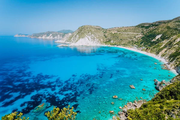 Petani beach panoráma seascape. Látogató turisták kedvenc úticélja helyen nyári Kefalonia szigetén, Görögországban, Európában — Stock Fotó