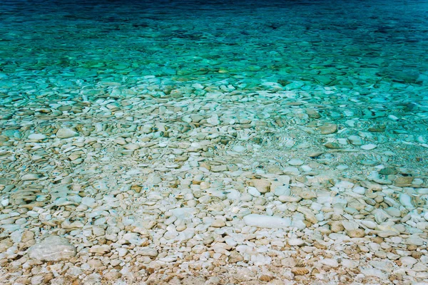 Águas cristalinas turquesa, baía pacífica com calma superfície de água transparente. Idyllic Summer holiday consept, Grécia — Fotografia de Stock