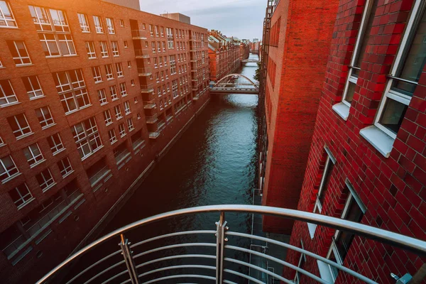 Vista superior de Warehouse District desde el lado del canal con edificios de ladrillo rojo de Speicherstadt en Hamburgo durante la puesta del sol — Foto de Stock