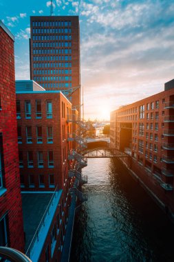HafenCity. Kanal ve altın saat gün batımı ışık, Almanya Eski depo bölgesi Speicherstadt Hamburg'da kırmızı tuğla binaların üzerinde köprü. Yukarıdan görüntülemek