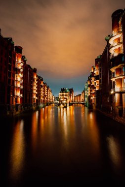 Hamburg, Almanya. Wandrahmsfleet View adlı alacakaranlıkta aydınlatma ışık yansıması su ile. Ambar semtinde - Speicherstadt Landmark Hafencity üç aylık dönem.