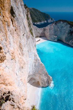 Büyük uçurum batık ve masmavi sulara su ile çevredeki Navagio plaj kayalar gibi kireçtaşı tebeşir renkli. Zakynthos island, Yunanistan