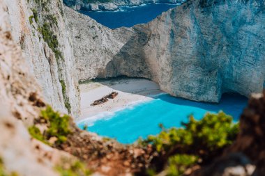 Navagio plaj tarafından büyük beyaz kayalıklarla çevrili turkuaz mavi deniz suyu ile ünlü gemi enkazı. Ünlü dönüm noktası konumu adada Zakynthos, Yunanistan. Çerçeveli doğa