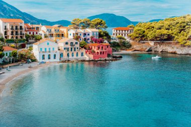 Assos köyü. Güzel manzara mavi turkuaz renkli şeffaf bay lagoon yakınındaki canlı renkli evler. Kefalonia, Yunanistan