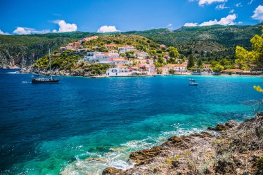 Kefalonia üzerinde yer alan Assos köyü güzel mavi koyda. Yaz turizm tatil seyahat Yunanistan çevresinde