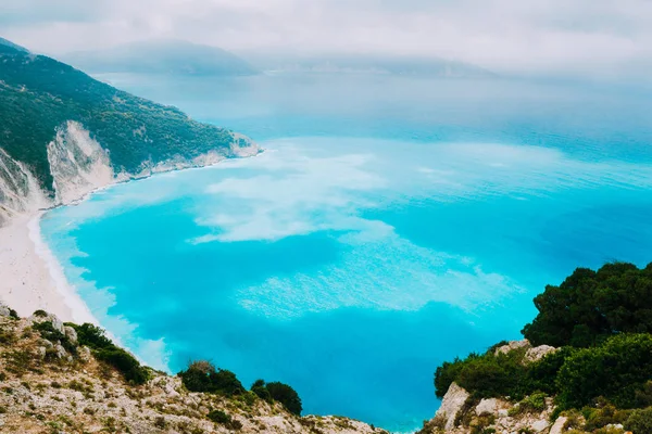 Acqua azzurra della spiaggia di Myrtos, isola di Cefalonia. Le migliori spiagge del mondo e del Mediterraneo, Mar Ionio — Foto Stock