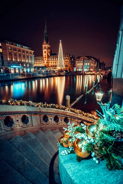Рождественское время в Альстерфлит и мэрии Гамбурга ночью. Освещение центра города — стоковое фото