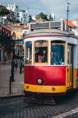 Vintage kırmızı tramvay Lizbon şehir merkezi. Lisboa Lissabon şehir turistik yerlerinden
