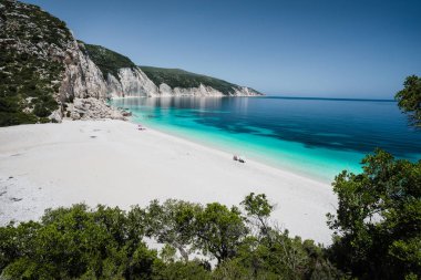 Uzak Plajı ile deniz suyu gibi mavi Caribbean temizleyin. Turizm boş zaman etkinliği gök renkli sığ Körfezi ile sahilde