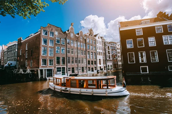 Stad Amsterdam in Holland schilderachtige landschap, witte boten op een kanaal tussen historische panden — Stockfoto