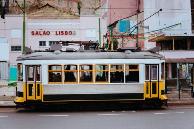 Ünlü eski tarihi turistik sarı sokak tramvay Lizbon. Ünlü vintage seyahat turistik. Renkli mimari şehir binaların sokak sahne, Portekiz