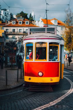 Vintage eski kırmızı tramvay Lizbon şehir merkezi. Şehir turistik yerlerinden Lissabon Lisboa, Portekiz