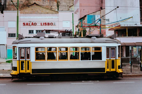 有名な古い歴史的な観光黄色通りのトラム リスボン。有名なヴィンテージ観光旅行名所。カラフルな建築都市建物ストリート シーン、ポルトガル — ストック写真