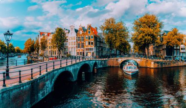 Amsterdam Panoraması. Ünlü kanallarının und köprüler sıcak öğleden sonra ışıkta. Hollanda