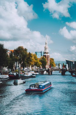 Amsterdam Hollanda landmark eski Avrupa kenti peyzaj Amstel Nehri üzerinde tekne. Pitoresk cennet