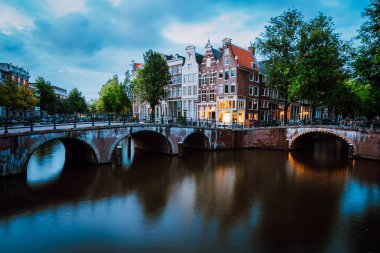 Amsterdam, Hollanda sahne alacakaranlıkta, Hollanda ışıklı köprü ile ünlü Keizersgracht imparatorlar kanalda