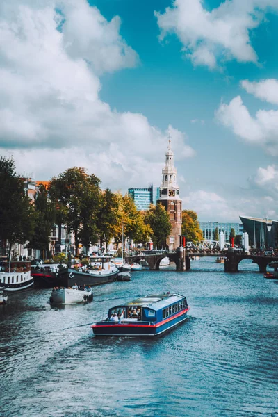 Barco en el río Amstel en Amsterdam Paisaje de la vieja ciudad europea. Pintoresco paisaje nublado — Foto de Stock