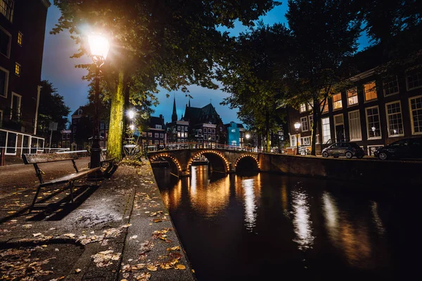 Rustige scène van Amsterdam, herfst stadsgezicht van prachtige brug over kanaal. Nederland. Lange blootstelling — Stockfoto