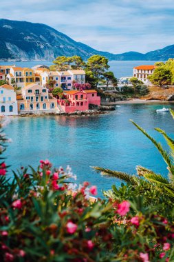 Assos Köyü ile canlı renkli güzel manzara mavi turkuaz renkli ve saydam bay lagoon ev sahipliği yapmaktadır. Kefalonia, Yunanistan