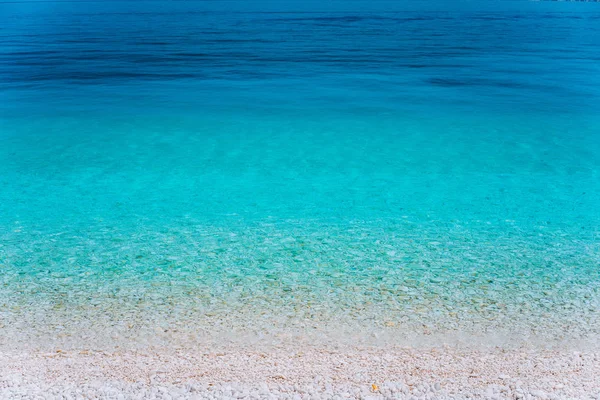 Immagine astratta di limpida acqua di mare blu bella decorazione di sfondo dell'ora legale. Acqua limpida trasparente. Gioco di colori. Carta da parati. Idilliaca vacanza estiva consept, Grecia — Foto Stock