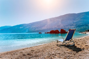 Mavi şezlong üzerinde pitoresk Çakıl Plajı, Kefalonia Island, Yunanistan. Seyahat tatil kavramı relax