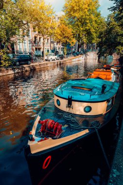 Tur tekne palamarla seyir geleneksel ünlü Amsterdam sakin kanallardan biri üzerinde güzel, güneşli sonbahar günü bağladım