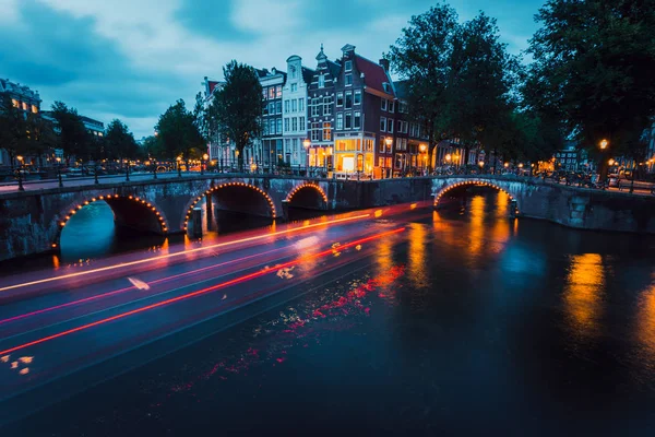 Verbazingwekkend licht paden en reflecties op water op de Leidsegracht en Keizersgracht Amsterdamse grachten bij avond. Lange blootstelling geschoten. romantische stad reis concept — Stockfoto