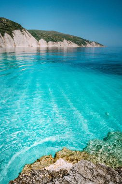 Sakin masmavi zümrüt su turkuaz Akdeniz'in tarafından yüksek beyaz kayalık kayalıklarla çevrili. Yaz plaj tatil gevşeme kavramı