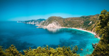 Petani Beach şeffaf ve berrak mavi Akdeniz su adasında pitoresk defne, Kefalonia, Yunanistan ile Panorama görünüm
