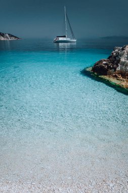 Muhteşem deniz manzarası ile sakin su beyaz yat. Yaz tatil tatil lüks seyahat romantik balayı konsepti