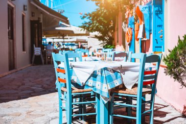 Dış geleneksel mavi ve beyaz Restoran, Yunan tavernası kavramı tatil Yunanistan