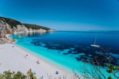 Ünlü Fteri Beach, Kefalonia, Yunanistan Ionian Islands nefes kesen manzarası. Yaz macera tatil tatil lüks seyahat romantik balayı konsepti. Görmemelisin yerleştirin