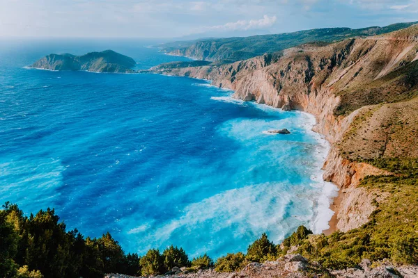 Incredibile paesaggio costiero vicino al villaggio di Assos. Onde marine rotolano a scogliere riva sulla spiaggia. Cefalonia, Isole Ionie, Grecia — Foto Stock