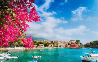 Güzel Assos köy sahne pembe çiçeği Fuşya çiçek dalı ile çerçeveli. Yaz tatil kavramı