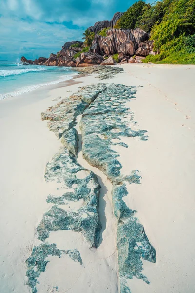 Тропический пляж в Гранд Ансе, остров Ла Диг, Сейшельские острова. Красивая форма гранитных валунов, белый песок и голубой океан — стоковое фото