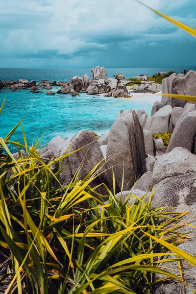 Импрессивный гранитный скальный пляж Anse Marron на Сейшельских островах. Ла-Диг — стоковое фото
