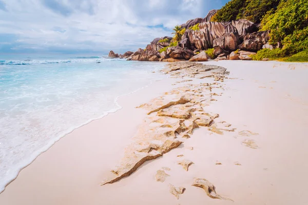 Удивительные гранитные скалы, белый песок и голубой чистый океан в Гранд Ансе, на острове Ла-Диг, на Сейшелах. Природа — стоковое фото