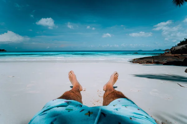 청록색 바다 앞 파라다이스 하얀 모래 열 대 해변 휴가 배경 남성 다리 수영 짧은 여행. 이국적인 휴일 — 스톡 사진