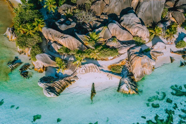 Légifotó gyönyörű híres paradise tropical Beach Anse forrás D Argent: La Digue-sziget, Seychelle-szigetek. Nyári vakáció, utazási és életmód fogalma — Stock Fotó