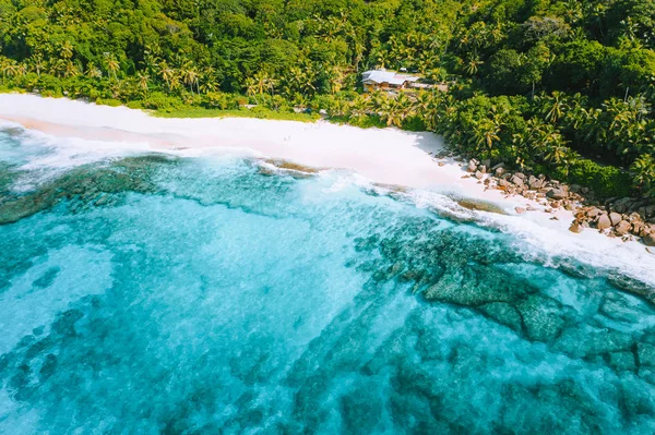 Fotografia aérea da bizarra praia tropical paradisíaca Anse Bazarca na ilha de Mahe, Seychelles. Areia branca, água azul-turquesa, palmeiras, pedras de granito — Fotografia de Stock