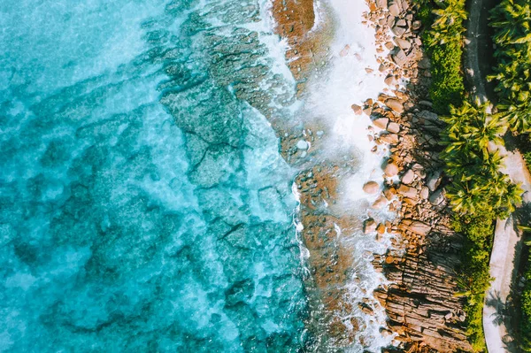 Fotografia aérea da bizarra praia tropical paradisíaca Anse Bazarca na ilha de Mahe, Seychelles. Verão férias, viagens e estilo de vida conceito — Fotografia de Stock