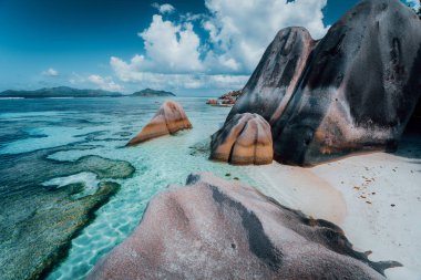 En iyi bilinen Anse kaynak dargent, kayalar üzerinde plaj Granit kayalar Seyşeller'La Digue ada. Egzotik cennet sahne