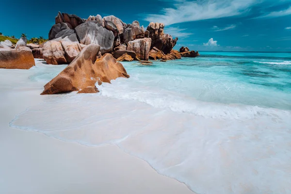 Rocce di granito massi, sabbia bianca perfetta, acqua turchese, cielo blu. paradiso spiaggia Anse Cocos sulle Seychelles. Sfondo vacanza — Foto Stock